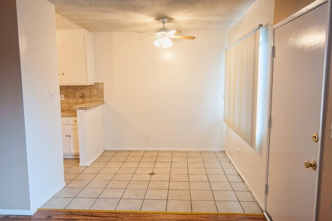 Foto del edificio - 8145 Langdon Ave