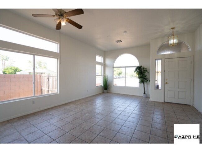 Foto del edificio - Embrace Spacious Living in this Remarkable...