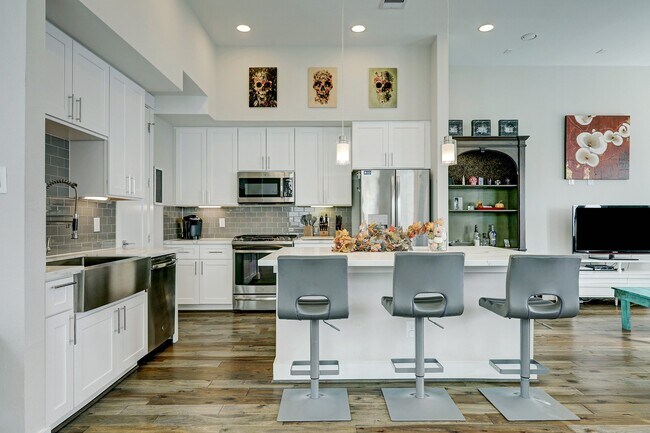 Building Photo - 806 Thornton Rd