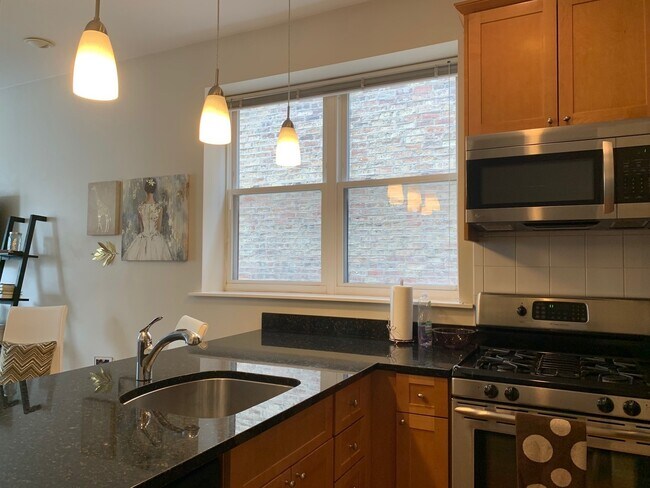 Building Photo - 804 W Buckingham Pl