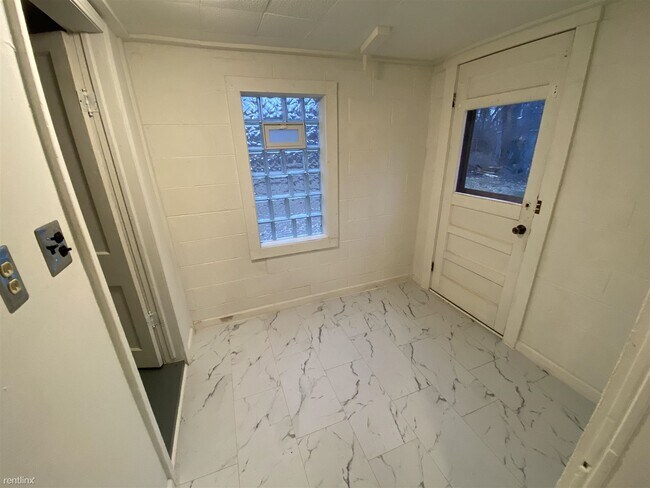 Building Photo - 1 br, 1 bath House - 21240 Randall St 2124...