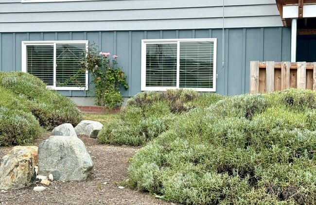 Building Photo - Downtown Poulsbo - 2 bedrooms 2 baths avai...