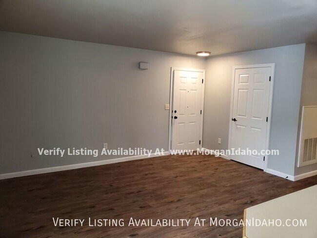 Building Photo - Premium flooring and lighting, stainless-s...