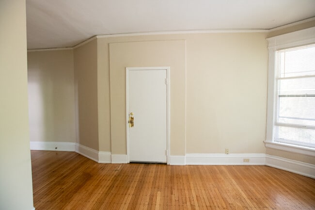 Building Photo - 2216 E Ivanhoe Pl