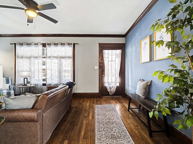 Foto del edificio - 10619 Bernard Ave