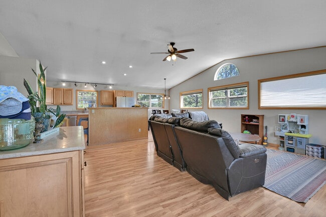 Building Photo - 127 N Pine Dr
