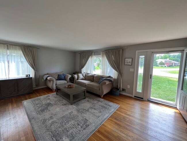 Foto del edificio - 300 Quaker Ridge Rd
