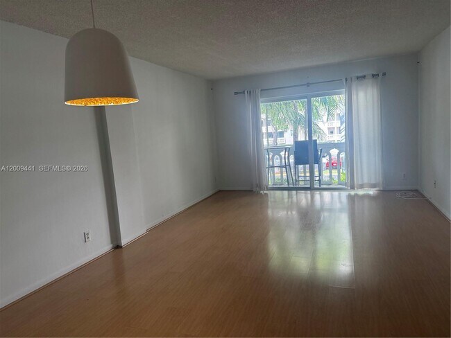 Foto del edificio - 100 Edgewater Dr