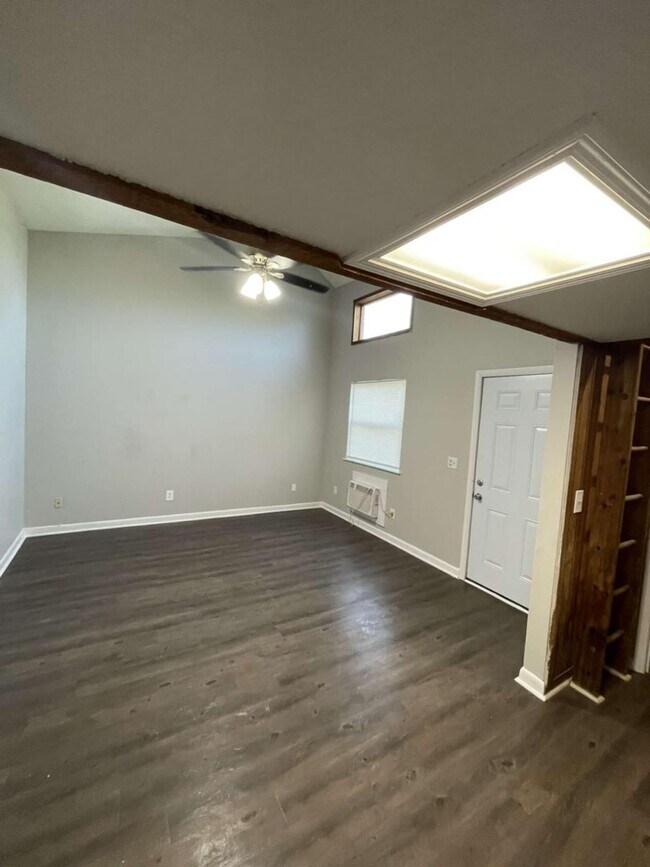 Foto del edificio - 1 Bedroom Apartment with a Bonus Loft