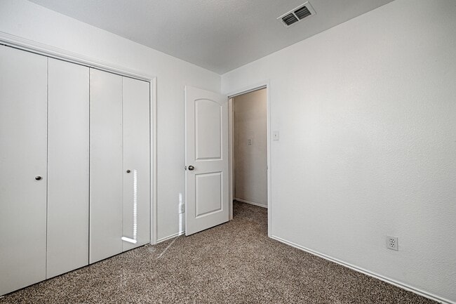 Building Photo - 2506 Oak Leaf Dr