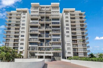 Building Photo - 801 N Venetian Dr