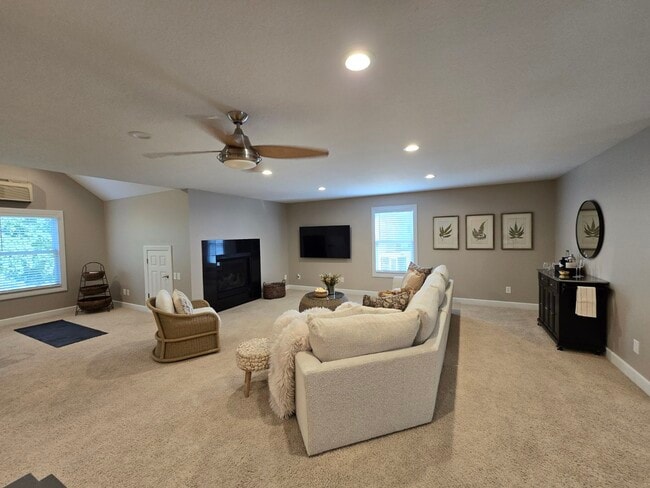 Building Photo - 5040 Postlewaite Rd