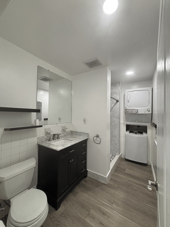 Full Bathroom - 1000 Christian St