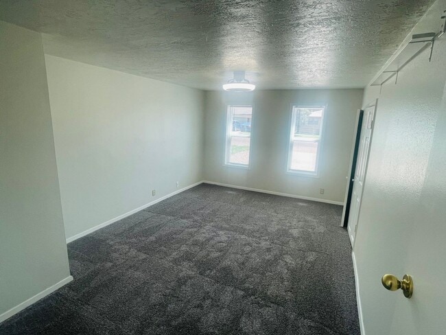Building Photo - Roomy 3-Bed, 2-Bath Rental: Ideal Space fo...
