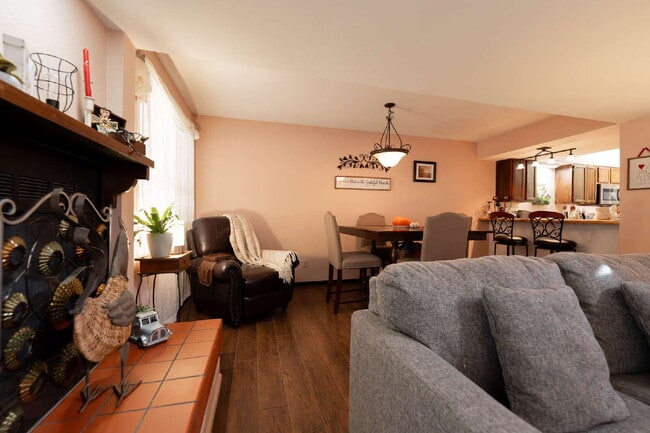 Building Photo - Feel Right at Home – Inviting Fully Furnis...