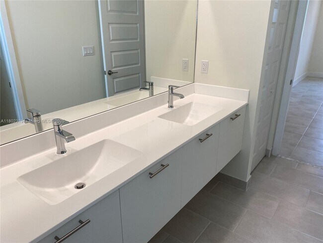 Foto del edificio - 6455 NW 103rd Pl
