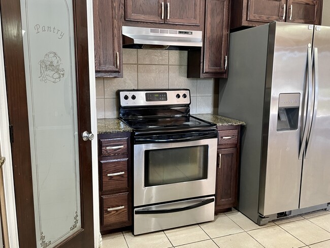 Building Photo - 408 Boggy Creek Dr