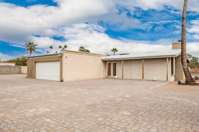 Building Photo - 12207 N 70th St