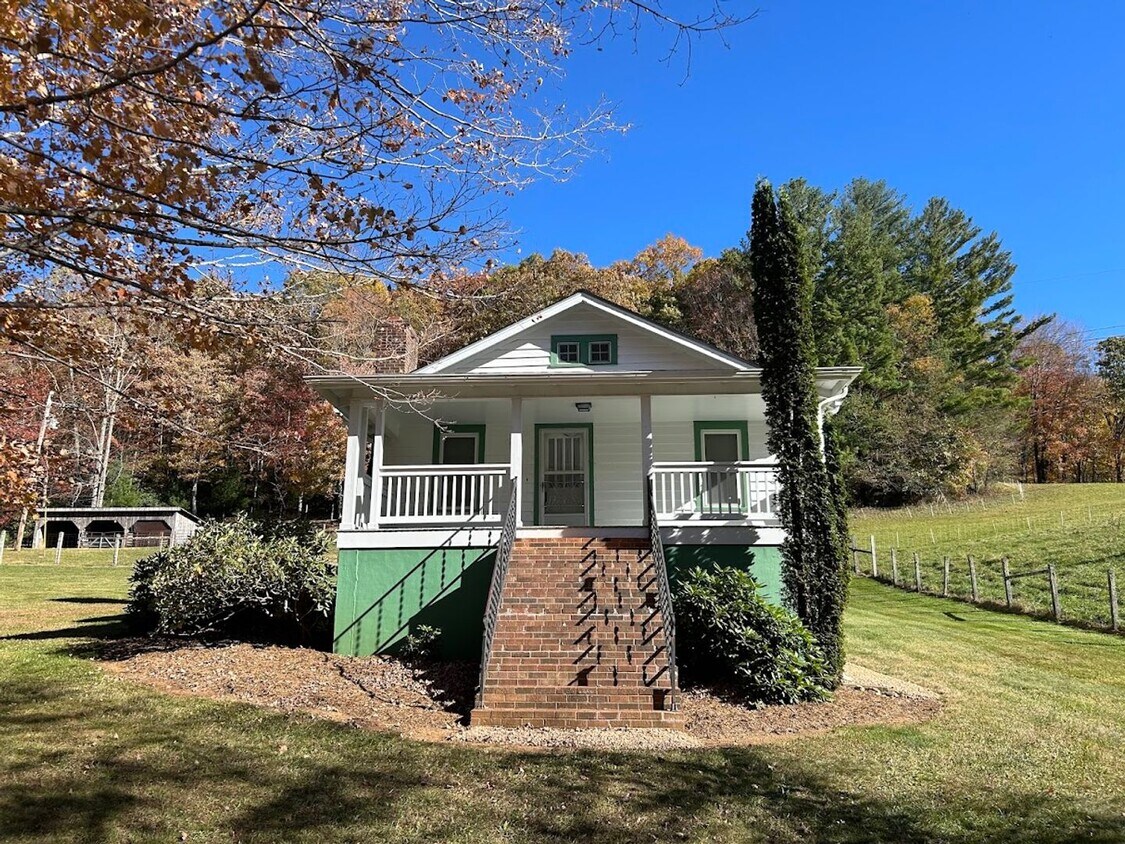 Primary Photo - Charming 2 Bedroom Home with Stunning Views