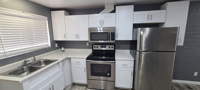Cocina - 2332 N Catalina Ave