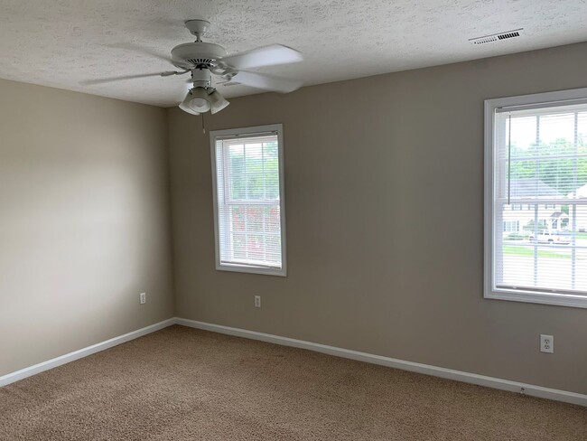 Foto del edificio - 448 Three Creeks Ct