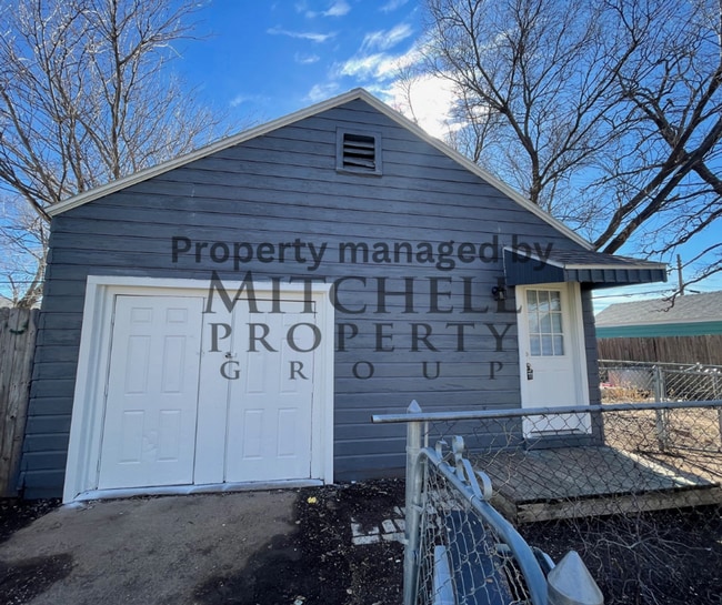 Building Photo - Adorable 1 bedroom 1 bath back house in a cozy neighborhood!