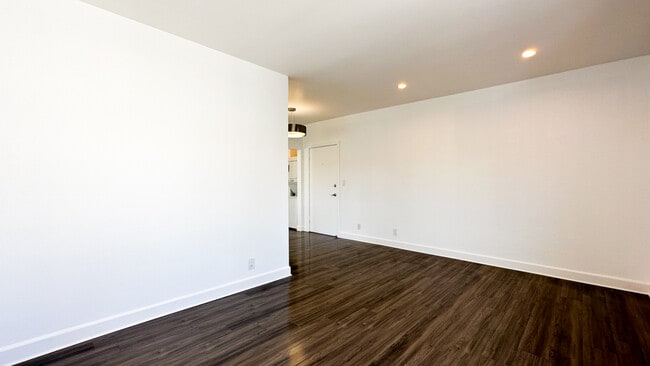 Building Photo - 319 Heliotrope Dr