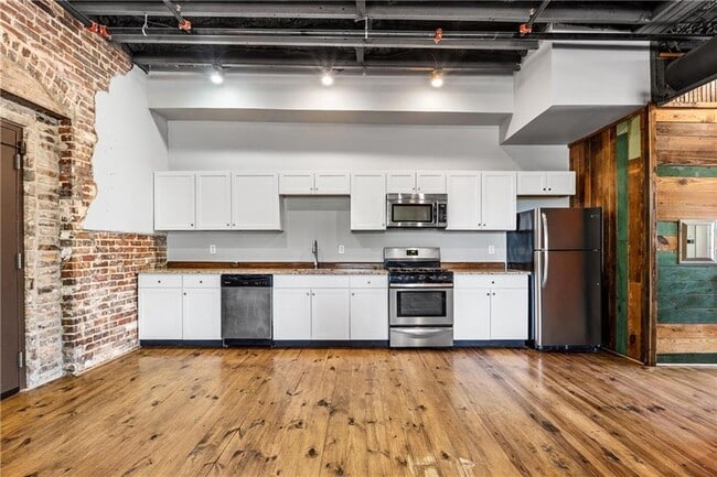 Building Photo - 558 St Francis St