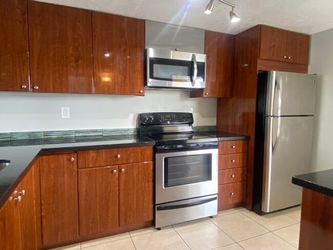 Building Photo - 9 Royal Palm Way