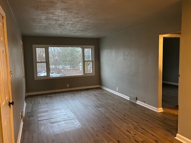 living/dining combo #1 - 4010 W Lancaster Ave