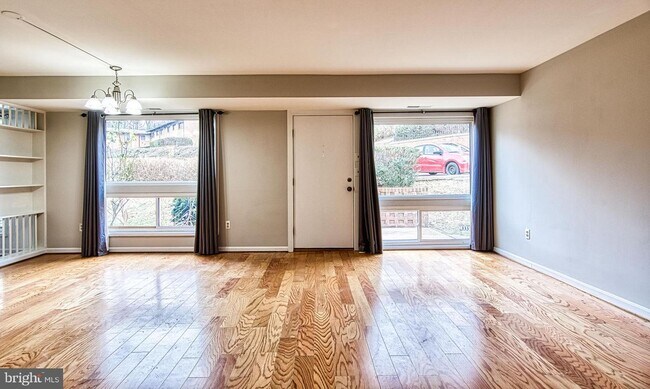 Building Photo - 10101 Mosby Woods Dr