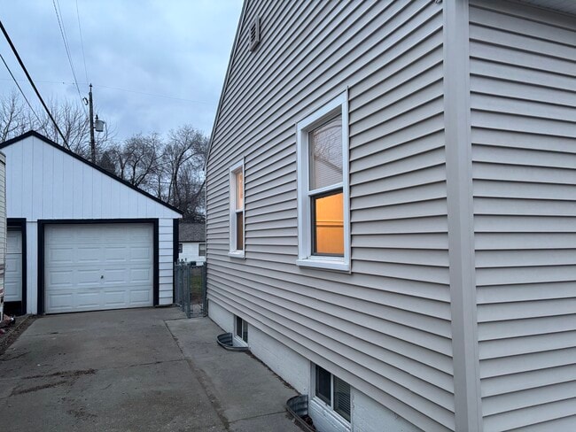 Building Photo - 10105 N Wesley Rd