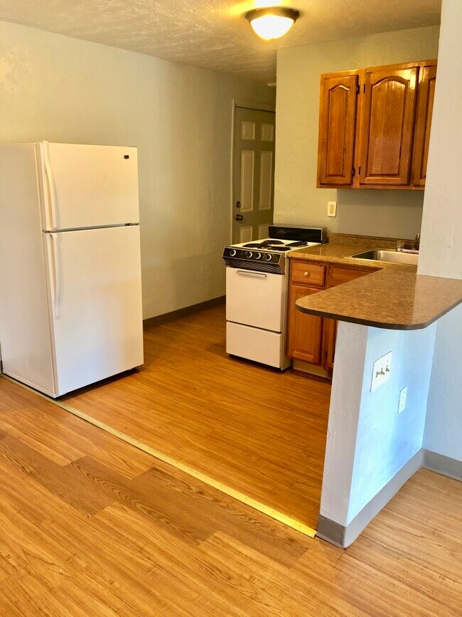 Kitchen - 145 Grant Ave