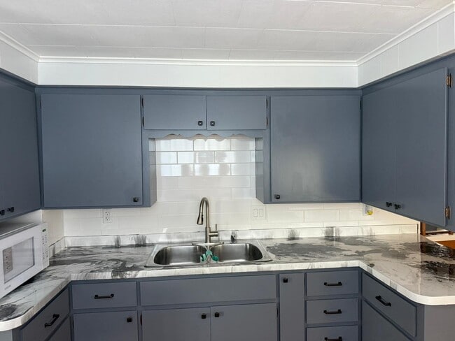 Building Photo - 2311 N Averill Ave