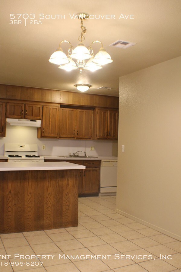 Building Photo - 3 Bedroom Duplex, West Tulsa
