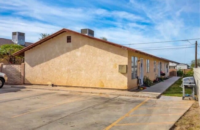 Building Photo - 2114 S Walnut Ave