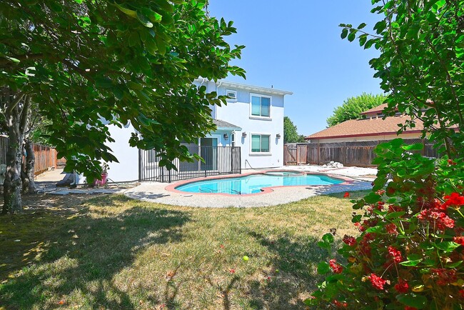 Building Photo - $4,775 - GORGEOUS 5 BEDROOM HOME IN NORTH ...