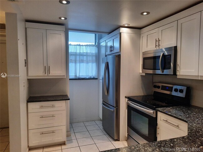 Foto del edificio - 5300 NE 24th Terrace