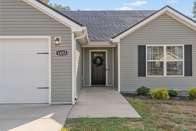 Building Photo - 3 Bedroom 2 Bath Dog Friendly Home For Rent!