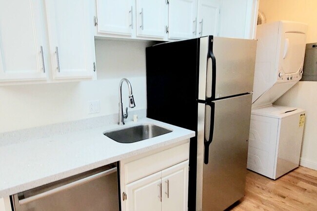 Foto del edificio - Spacious updated one bedroom with large de...