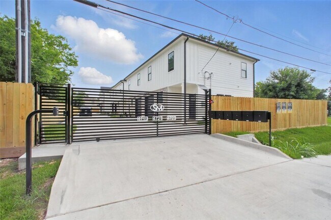 Foto del edificio - Brand-New Gated 3-Bed Home with Modern Finishes and Fenced Backyard