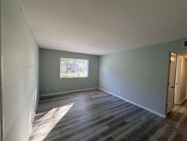 Building Photo - Check Out This 2Bedroom/1Bath Apartment!