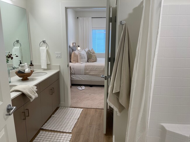 Turquoise baño principal - Sky at Brio, an Active Adult (62+) Community