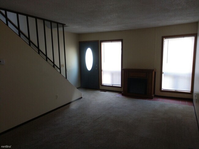 Building Photo - 2 br, 1.5 bath Duplex - 5235 E 20th St N
