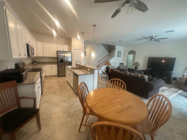 Foto del edificio - Beautiful New 4 Bedroom Home