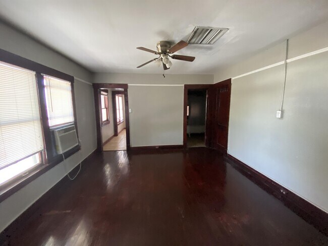 Building Photo - 1126 E San Antonio Ave