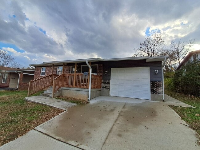 Foto del edificio - COMING SOON: Fully Renovated, Full of Charm — Space, Style, and a Porch Swing Vibe