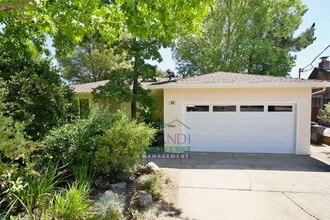 Building Photo - 868 Las Pavadas Ave