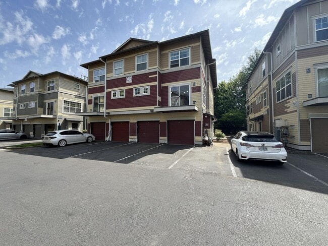 Building Photo - Well-Designed Condo with Dual Primary Suites, Vaulted Ceilings & Community Clubhouse