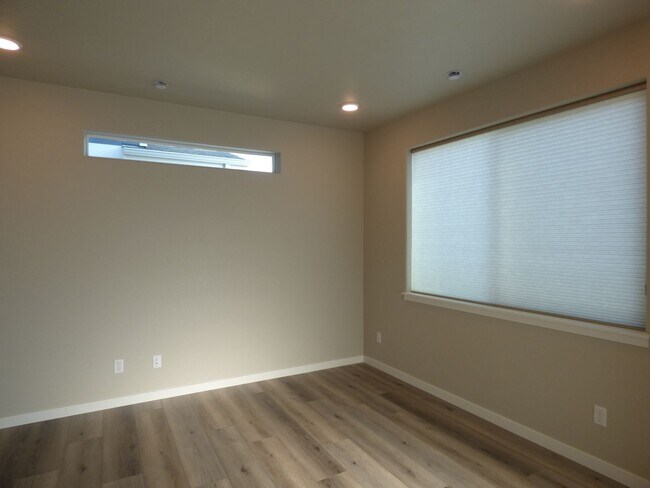 Foto del edificio - Maintenance Free, Brand New Construction